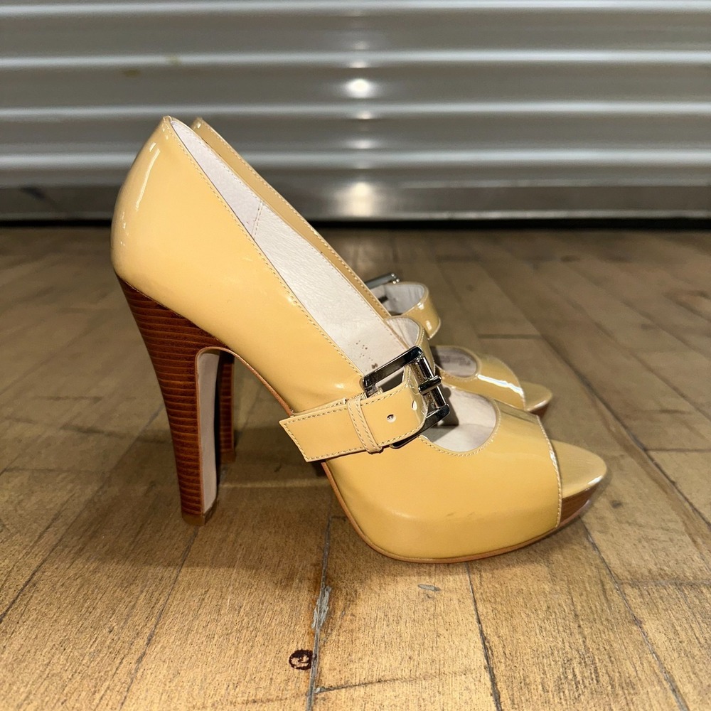 Michael Kors High Heels Womens Size 7M Beige Patent Leather Peep Toe Vamp Buckle - Picture 2 of 9
